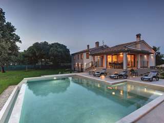 Villa Green Oak Farmhouse