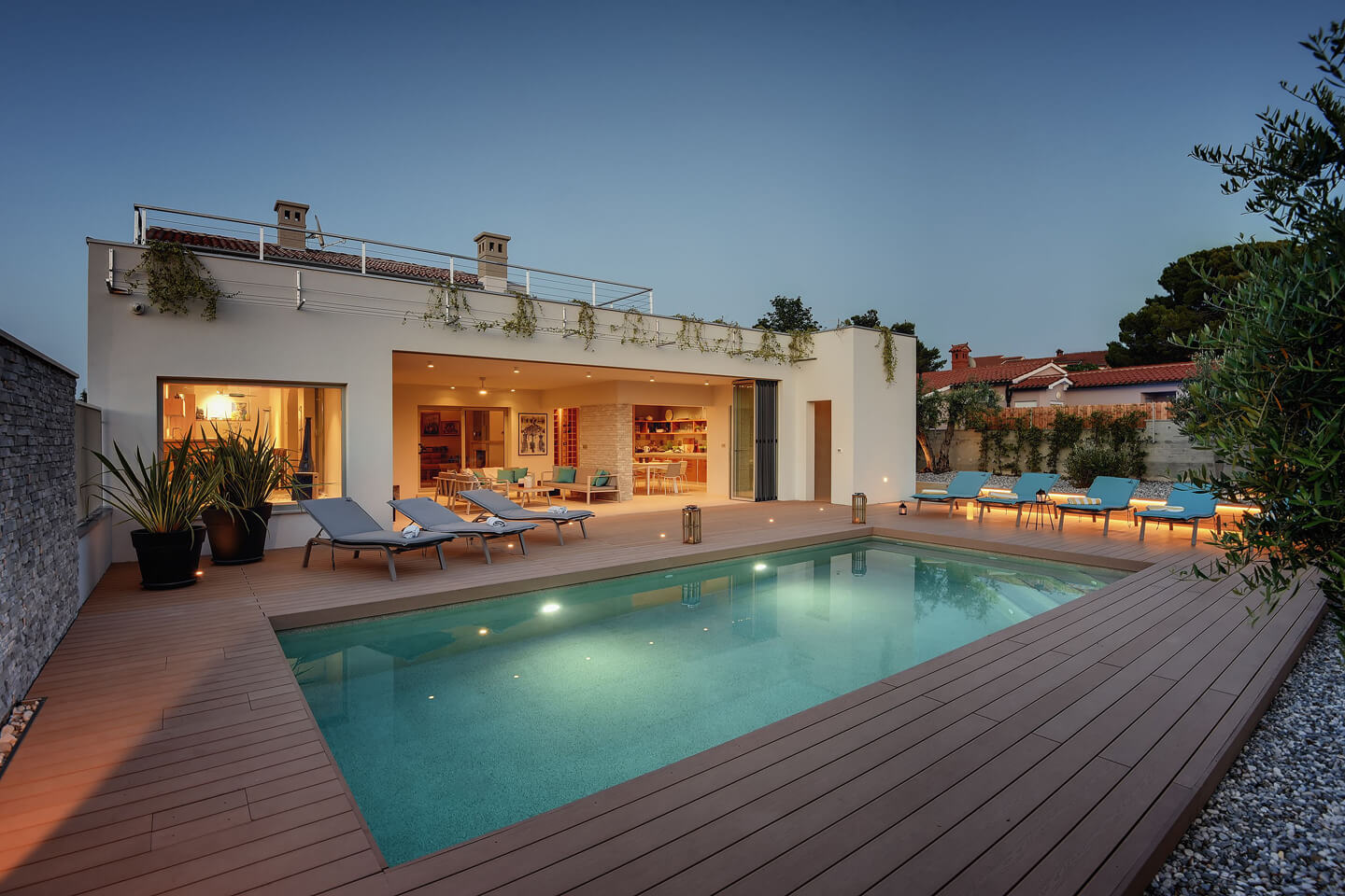 Private pool with eight sunloungers