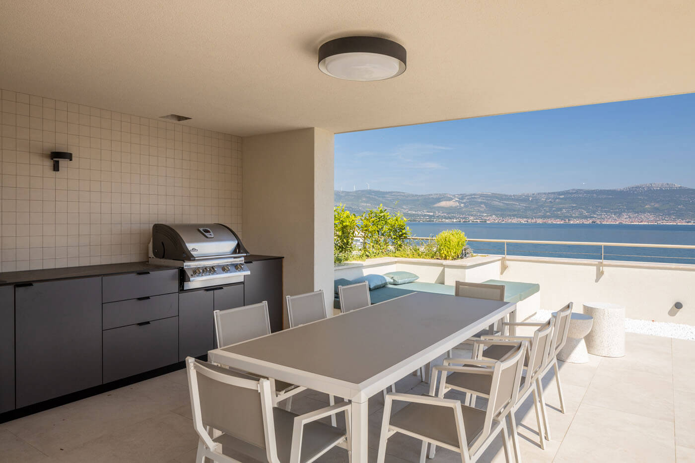 Alfresco dining with pamoramic sea view