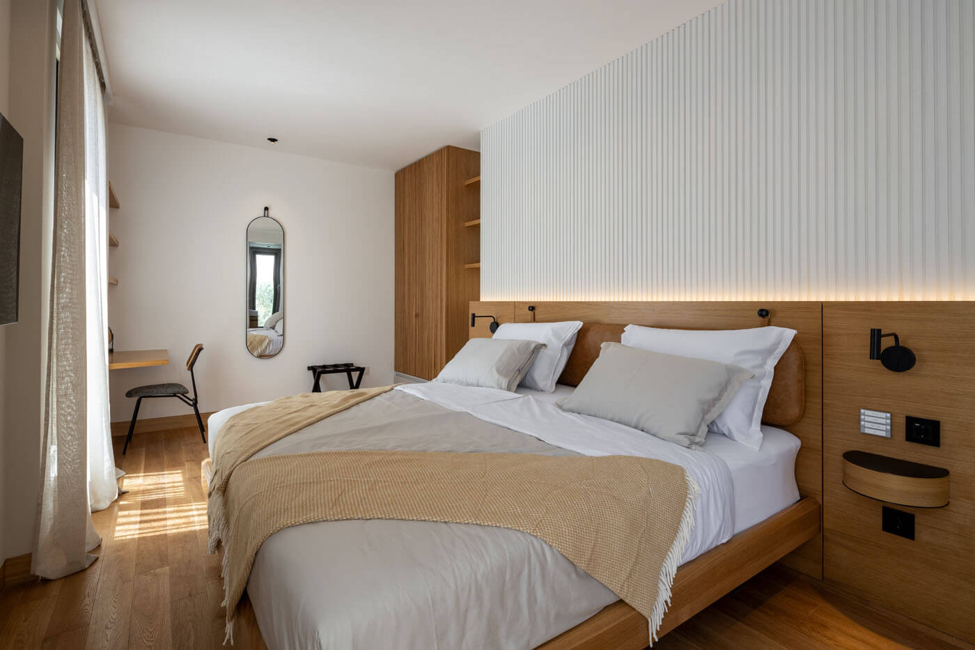 Double bedroom with desk