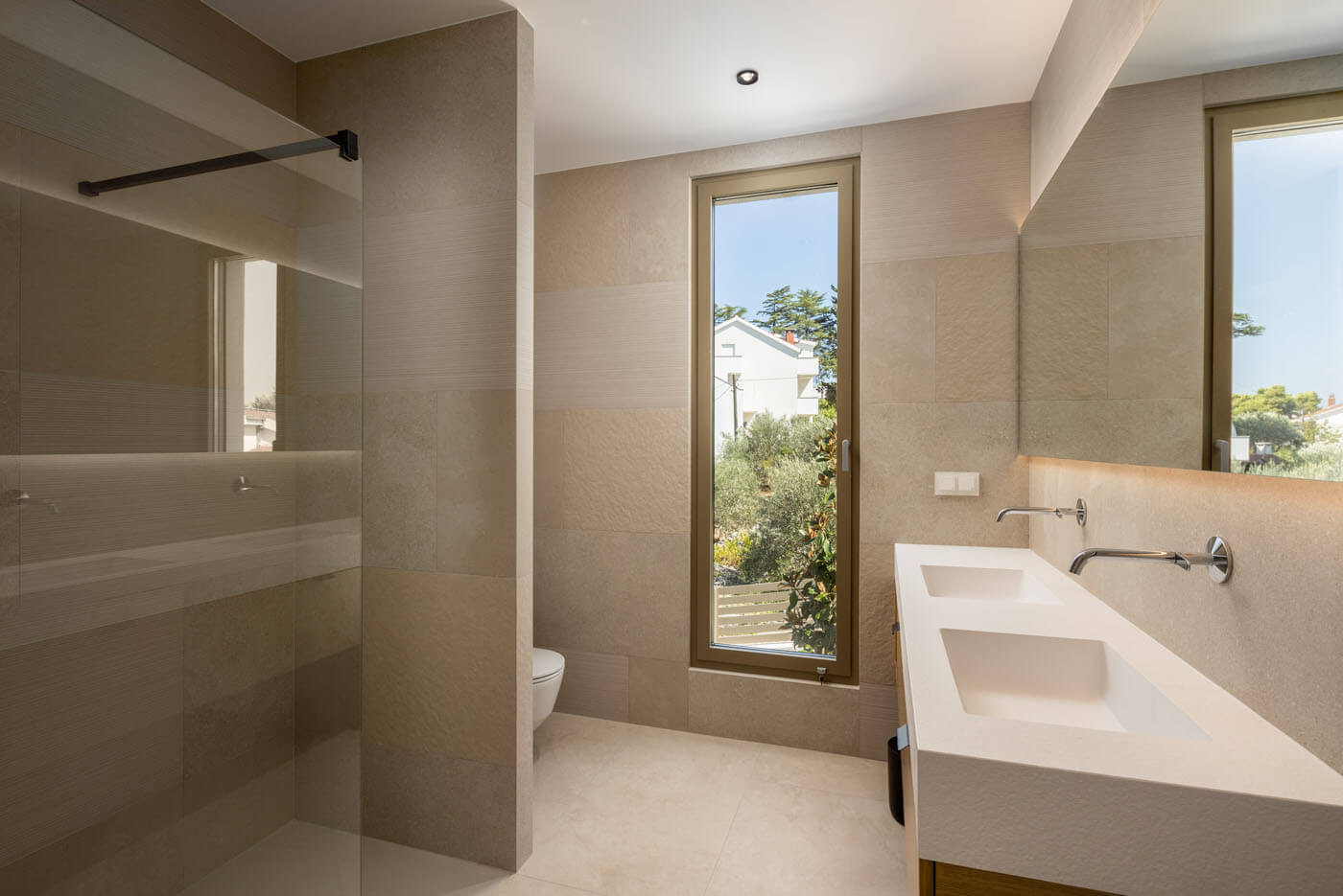 Double ensuite shower room