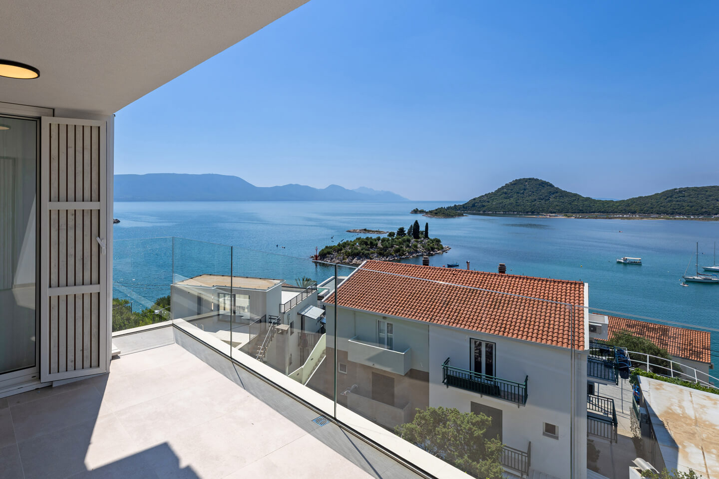 First floor terrace with sea view