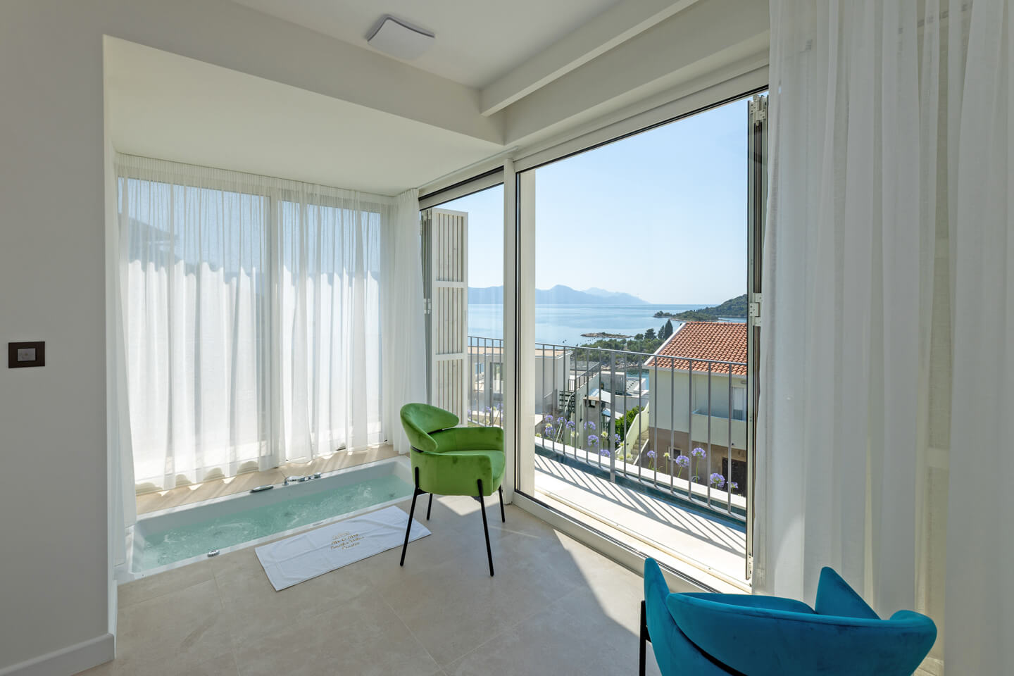 Ground floor bedroom 1 with whirlpool bath