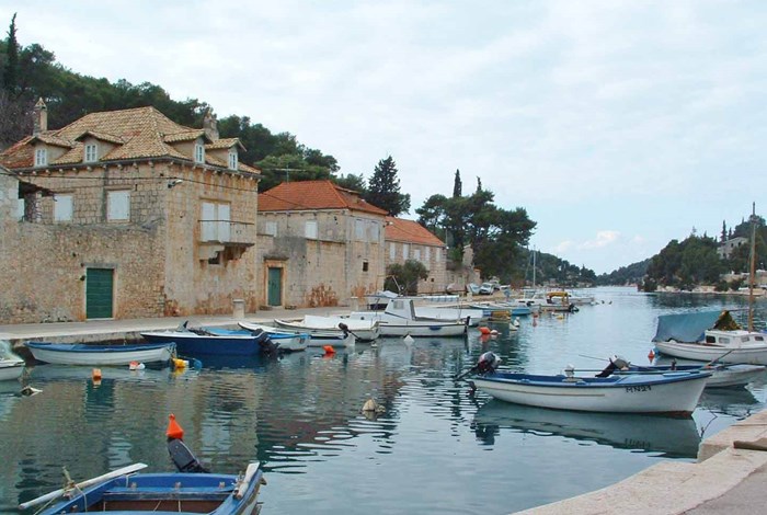 sheltered harbour in Bobovisca