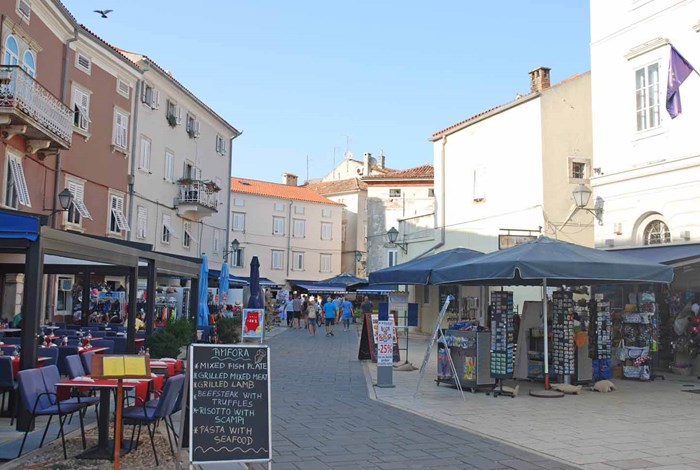 Cres town street scene