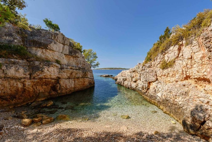 Prety cove on Drvenik Velia