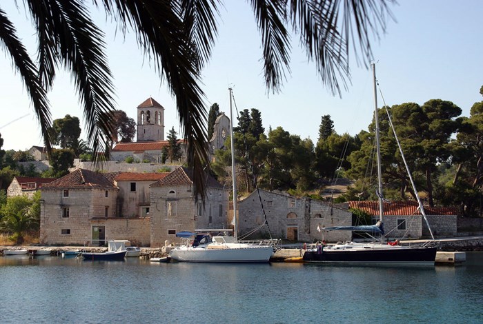 Drvenik village
