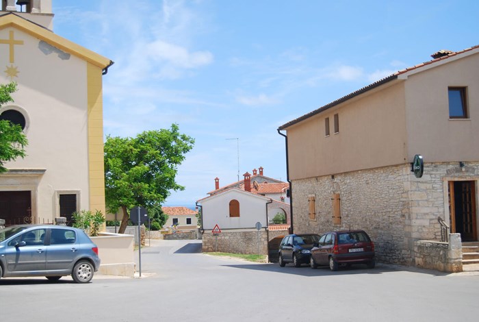 Chapel and street scene in Liznjan