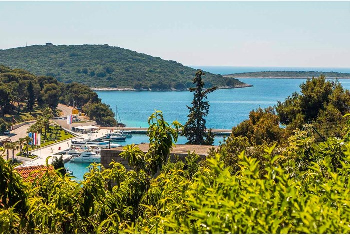 Maslinica harbour