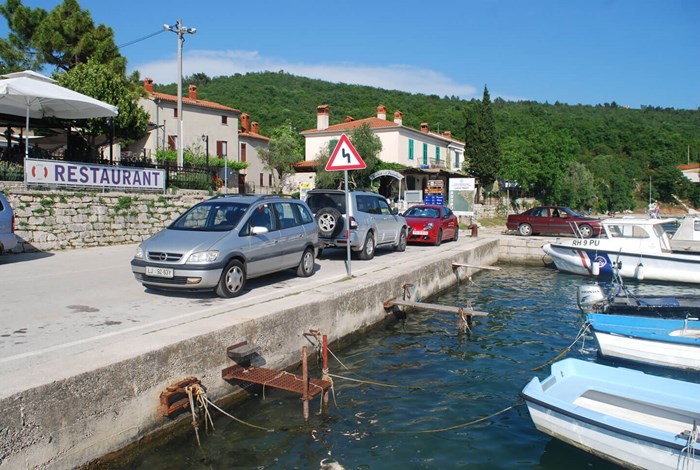 Harbour front restuarant in Trget on the Rasa estuary