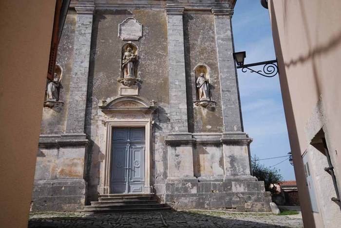 Tinjan church front facade
