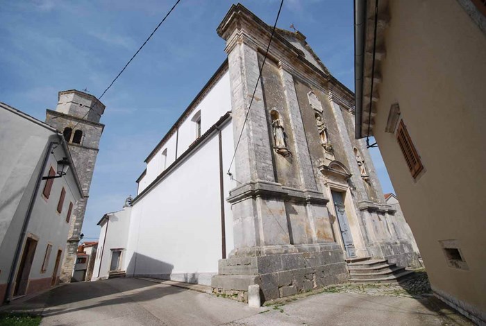 Tinjan church and tower