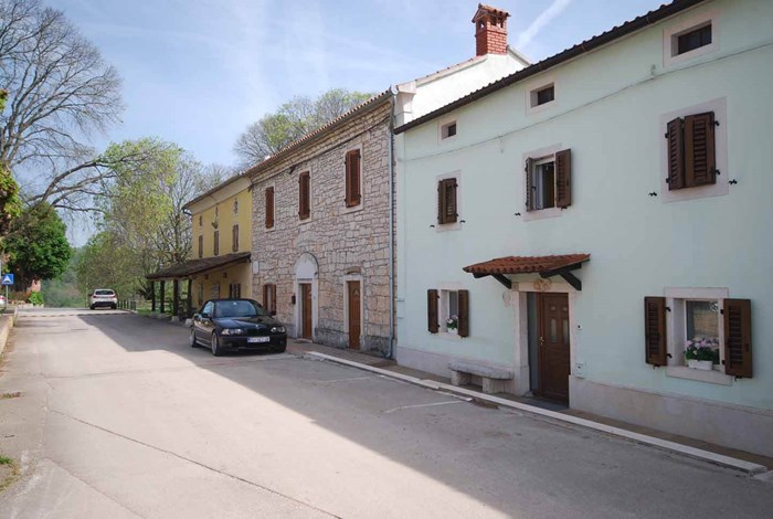 Tinjan historic houses